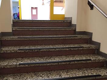 Bald wird auch die letzte Treppenhürde in der Grundschule Weißenbrunn barrierefrei. Hier entsteht eine multifunktionale Lift-/Treppenanlage. Vom Erdgeschoss ins Obergeschoss wird derzeit ebenfalls ein Aufzug installiert.  Foto: K.- H. Hofmann