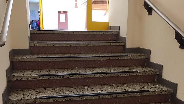 Bald wird auch die letzte Treppenhürde in der Grundschule Weißenbrunn barrierefrei. Hier entsteht eine multifunktionale Lift-/Treppenanlage. Vom Erdgeschoss ins Obergeschoss wird derzeit ebenfalls ein Aufzug installiert.  Foto: K.- H. Hofmann