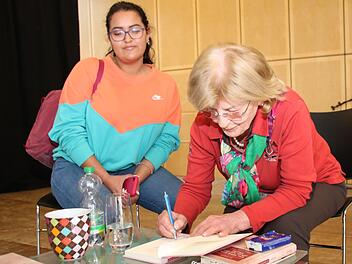 Eva Szepesi signiert ein Buch für Valeria Silva. Valerie war auch der Name ihrer Mutter. Erst im Jahr 2016 hat Eva Szepesi erfahren, dass auch sie in Auschwitz umgekommen ist. Thomas Malz