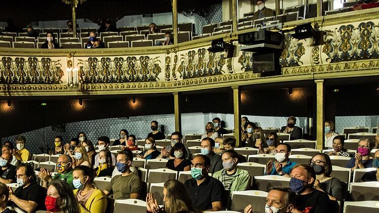 Applaus vom Ensemble gab es auch für die klaren Worte des Intendanten zur Situation der Kultur in Corona-Zeiten.Foto: Jochen Berger