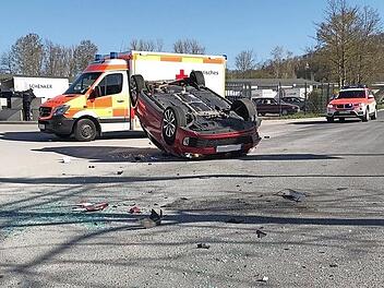 Der Fahrer des zwischen Niederf&uuml;llbach und Creidlitz verungl&uuml;ckten Fahrzeugs wurde in eine Spezialklinik gebracht.