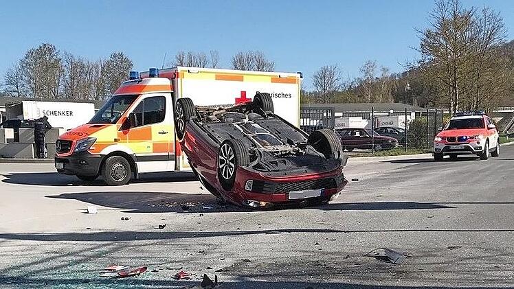 Der Fahrer des zwischen Niederf&uuml;llbach und Creidlitz verungl&uuml;ckten Fahrzeugs wurde in eine Spezialklinik gebracht.