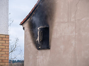 Brand in Nürnberger Reihenhaus: Zwei Bewohner retten sich mit Sprung aus Fenster
