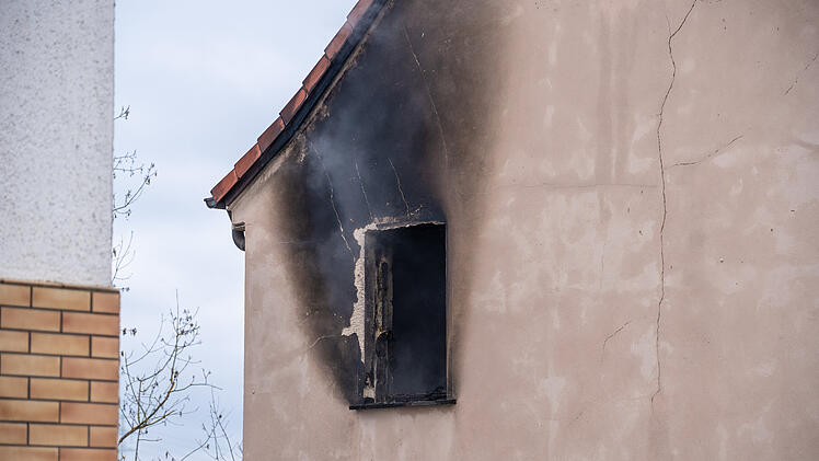 Ausgeweiteter Zimmerbrand: Frau springt aus Fenster und verletzt sich schwer