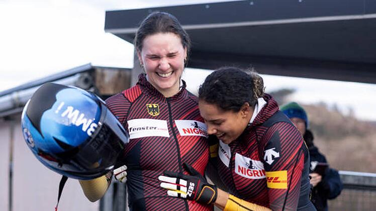 Lisa Buckwitz (links, hier Pilotin) und Vanessa Mark als Gewinnerinnen im Zweierbob bei den Weltmeisterschaften in Winterberg (M&auml;rz 2024).