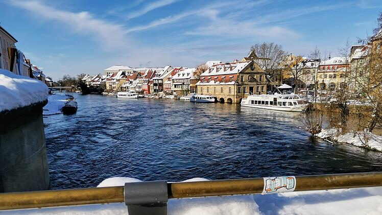 Bamberg im Winter: Blick von der Unteren Br&uuml;cke auf die Regnitz und Klein-Venedig.