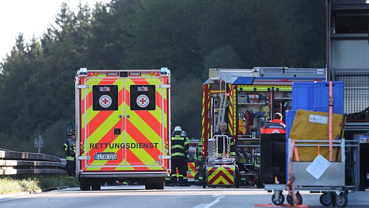 Schwerer Busunfall auf der A96 - Tote und Verletzte