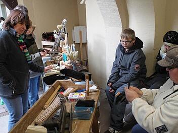 Besenbinderin Kerstin Weber zeigte im Juliusspital ihr Handwerk. Foto: Heike Beudert