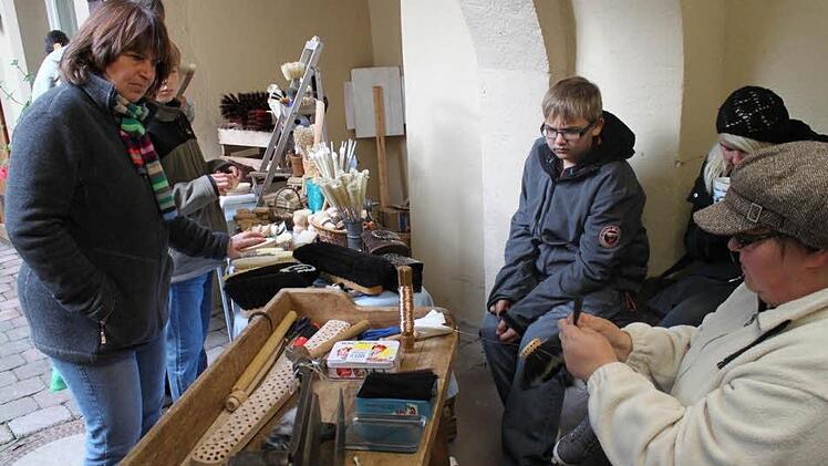 Besenbinderin Kerstin Weber zeigte im Juliusspital ihr Handwerk. Foto: Heike Beudert