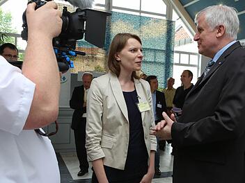Ministerpräsident Horst Seehofer im Gespräch mit Bundestagskandidatin Emmi Zeulner. Foto: Barbara Herbst