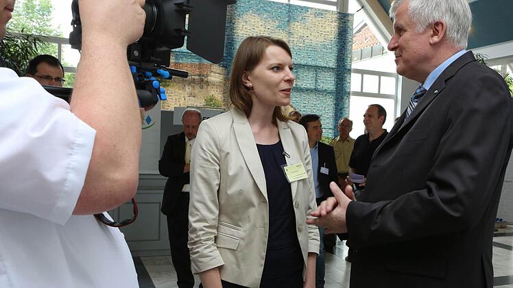 Ministerpräsident Horst Seehofer im Gespräch mit Bundestagskandidatin Emmi Zeulner. Foto: Barbara Herbst
