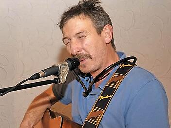 Johann Müller legte auch bei seinem Auftritt in Oberreichenbach viel Gefühl in seine Lieder. Foto: Roland Meister