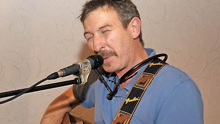 Johann Müller legte auch bei seinem Auftritt in Oberreichenbach viel Gefühl in seine Lieder. Foto: Roland Meister