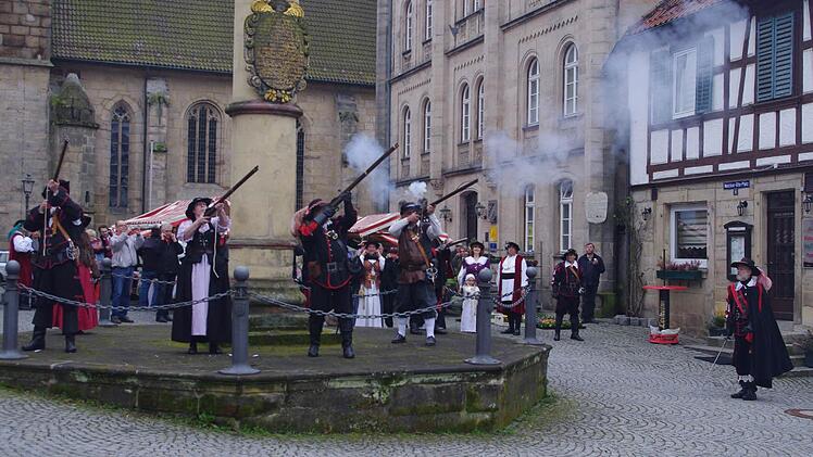 Die Bauernmarkt-Saison wurde mit einem Salut der Cronacher Ausschuss Compagnie eröffnet.