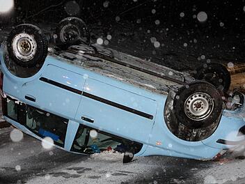 Der Fiat Panda hat sich auf der dünnen, rutschigen Schneeschicht am Mautberg mehrmals überschlagen. Foto: Michael Wunder