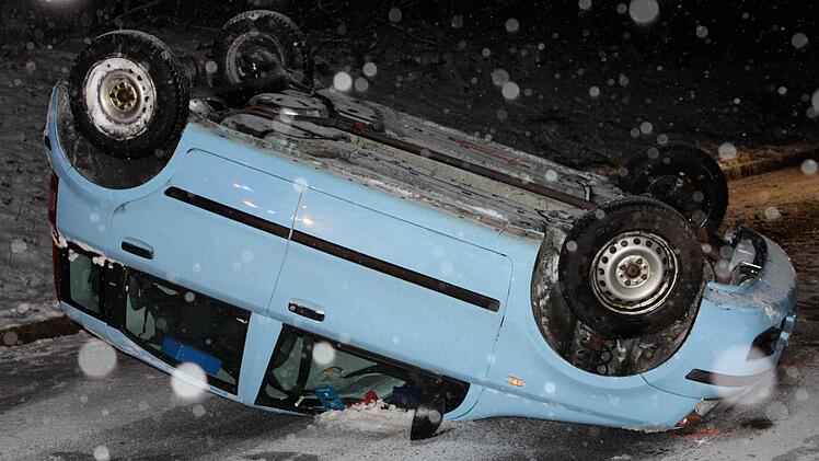 Der Fiat Panda hat sich auf der dünnen, rutschigen Schneeschicht am Mautberg mehrmals überschlagen. Foto: Michael Wunder