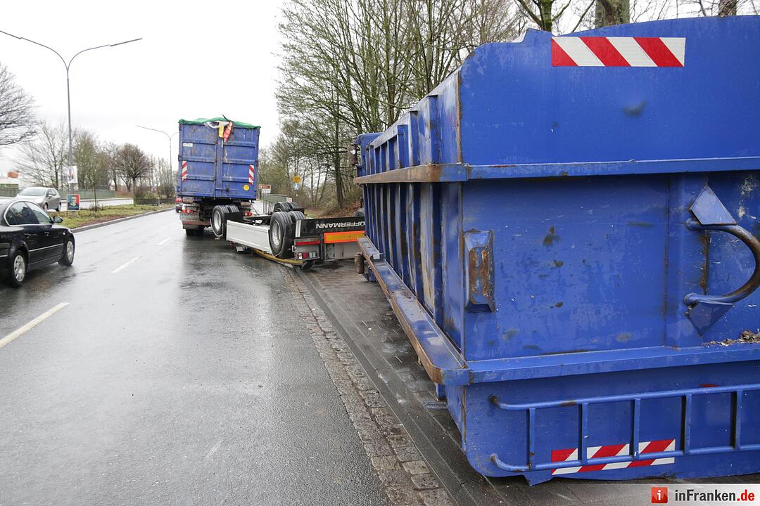 Müll-Laster in Forchheim umgekippt