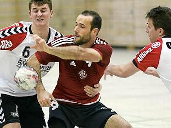 Jürgen Wonner (Mitte) war einer von drei TSH-Akteuren, die beim HC Sulzbach-Rosenberg vom Platz flogen.  Foto: herzopress/Archiv