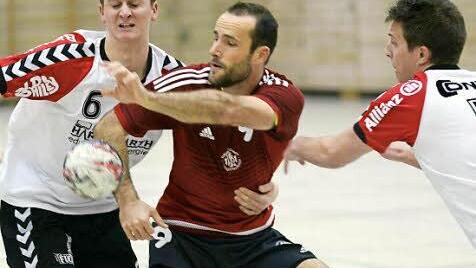 Jürgen Wonner (Mitte) war einer von drei TSH-Akteuren, die beim HC Sulzbach-Rosenberg vom Platz flogen.  Foto: herzopress/Archiv