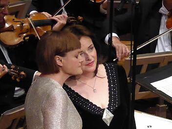 Abends will ich schlafen geh'n: Vesselina Kasarova und Ricarda Merbeth als Hänsel und Gretel. Fotos: Ahnert