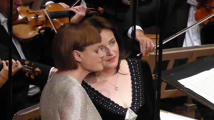 Abends will ich schlafen geh'n: Vesselina Kasarova und Ricarda Merbeth als Hänsel und Gretel. Fotos: Ahnert
