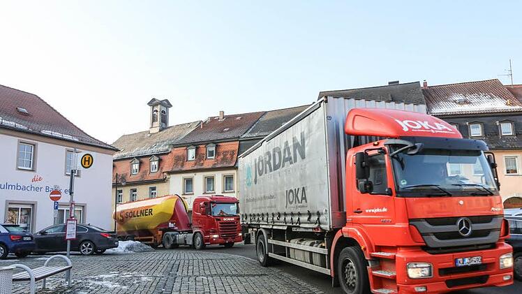 Lastwagen zwängen sich durch die schmale Stadtsteinacher Ortsdurchfahrt. Dadurch kommt es vor allem im Bereich des Marktplatzes häufig zu gefährlichen Situationen. Szenen wie diese sollen nach dem Bau der Umgehung der Vergangenheit angehören. Foto: Archiv/Barbara Herbst