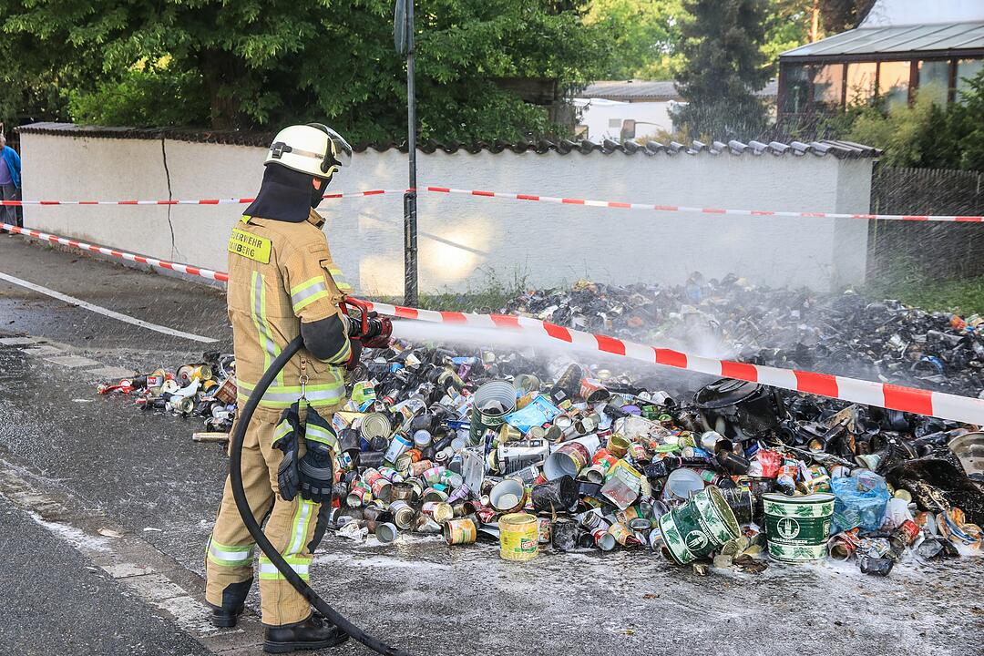 Bamberg: Müll-Laster kippt brennende Ladung aus