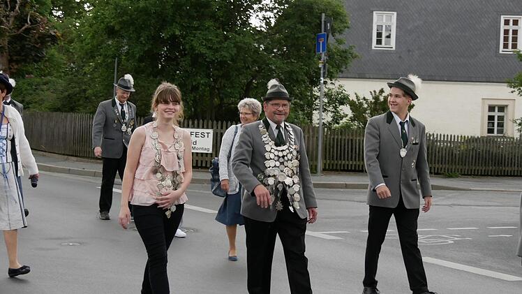 Während Majestät Helmut Fischer (rechts) schon vier Mal Übung in der Königswürde besitzt, ist Jungkönigin Michaela Fritzsche blutjunge Anfängerin im Königshaus. Doch ihre Proklamation liegt jetzt zwei Monate zurück. Jetzt, beim Festumzug, hat sie schnell erkannt, was für ein tolles Gefühl das sein kann, als Jungkönigin das Publikum zu grüßen.    Foto: Manja von Nida