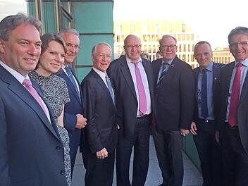 Mitstreiter und Weggef&auml;hrten gratulierten in Berlin. Im Bild von links Landrat Klaus L&ouml;ffler, MdB Emmi Zeulner, Innenminister Joachim Herrmann, Werner Schnappauf, Bundeswirtschaftsminister Peter Altmaier, MdB Hans Michelbach, Steinbachs B&uuml;rgermeister Thomas L&ouml;ffler und IHK-Vizepr&auml;sident Hans Rebhan  Foto: