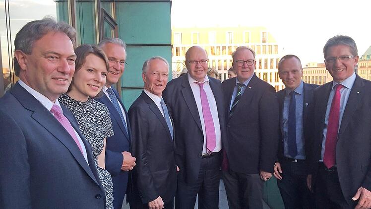 Mitstreiter und Weggef&auml;hrten gratulierten in Berlin. Im Bild von links Landrat Klaus L&ouml;ffler, MdB Emmi Zeulner, Innenminister Joachim Herrmann, Werner Schnappauf, Bundeswirtschaftsminister Peter Altmaier, MdB Hans Michelbach, Steinbachs B&uuml;rgermeister Thomas L&ouml;ffler und IHK-Vizepr&auml;sident Hans Rebhan  Foto: