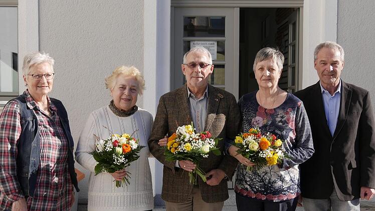von links: Vorsitzendende Renate Gretzbach dankt Erika  Volk, Kurt Herrmann und Christa Hopf für die Zusammenarbeit im  Seniorenbeirat, dem sich OB Rebhan gerne anschloss.  Foto: Manja von Nida