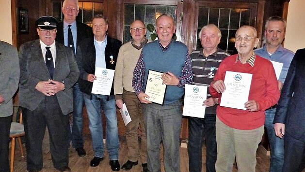Ehrungen bei der Soldatenkameradschaft Wirsberg; im Bild (von links): 2. Vorsitzender Roland Meisel, Vorsitzender G&uuml;nter Schmidt, Kassier Peter Gail, Klaus Nenninger, Wolfgang Angermann, Dietmar Burghofer, Heinz Lerch, Karl Steinlein, Roland Burghofer und Kreisvorsitzender Wienand Beyerlein Foto: Werner Rei&szlig;aus
