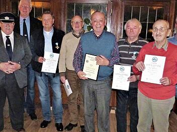 Ehrungen bei der Soldatenkameradschaft Wirsberg; im Bild (von links): 2. Vorsitzender Roland Meisel, Vorsitzender Günter Schmidt, Kassier Peter Gail, Klaus Nenninger, Wolfgang Angermann, Dietmar Burghofer, Heinz Lerch, Karl Steinlein, Roland Burghofer und Kreisvorsitzender Wienand Beyerlein Foto: Werner Reißaus