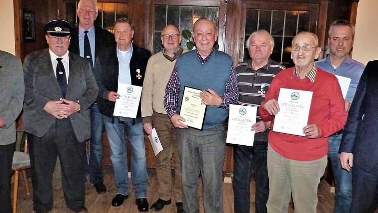 Ehrungen bei der Soldatenkameradschaft Wirsberg; im Bild (von links): 2. Vorsitzender Roland Meisel, Vorsitzender Günter Schmidt, Kassier Peter Gail, Klaus Nenninger, Wolfgang Angermann, Dietmar Burghofer, Heinz Lerch, Karl Steinlein, Roland Burghofer und Kreisvorsitzender Wienand Beyerlein Foto: Werner Reißaus