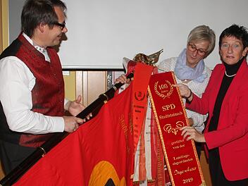 Die Kreisvorsitzende der SPD, Inge Aures, heftete an die Fahne des SPD-Ortsvereins ein Fahnenband an: B&uuml;rgermeister Roland Wolfrum, der erste SPD-B&uuml;germeister in Stadtsteinach seit Bestehen der Partei, und die erste weibliche SPD-Stadtr&auml;tin Karin Witzgall freuten sich.Sonny Adam