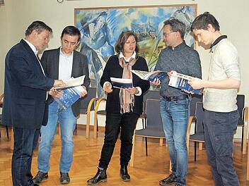 Sehr positiv überrascht beim Betrachten der neuen Gestaltungsfibel sind Gerhard Wunder, Jens Korn, Christine Bardin, Kersten Schöttner und Maximilian Stöhr (von links). Foto: Susanne Deuerling