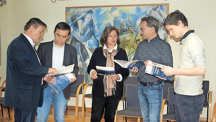 Sehr positiv überrascht beim Betrachten der neuen Gestaltungsfibel sind Gerhard Wunder, Jens Korn, Christine Bardin, Kersten Schöttner und Maximilian Stöhr (von links). Foto: Susanne Deuerling