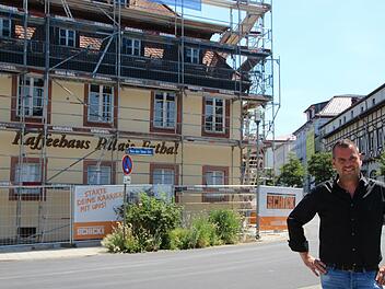 Anton Schick, der Eigentümer des ehemaligen Erthalschen Lustschlösschen hat mit den Arbeiten begonnen. Foto: Johannes Schlereth
