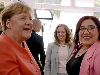Angela Merkel (links) trifft sich mit Geflüchteten wie Mahsa Narimani (rechts).