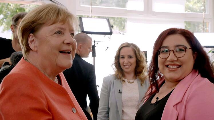 Angela Merkel (links) trifft sich mit Geflüchteten wie Mahsa Narimani (rechts).
