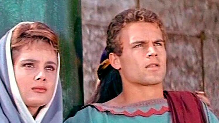 Bevor er zu Terence Hill wurde und gemeinsam mit Bud Spencer zum Star, hatte Mario Girotti bereits einige kleinere und gr&ouml;&szlig;ere Rollen gespielt - etwa im Historienfilm "Kreuz und Schwert" (1958, Bild).