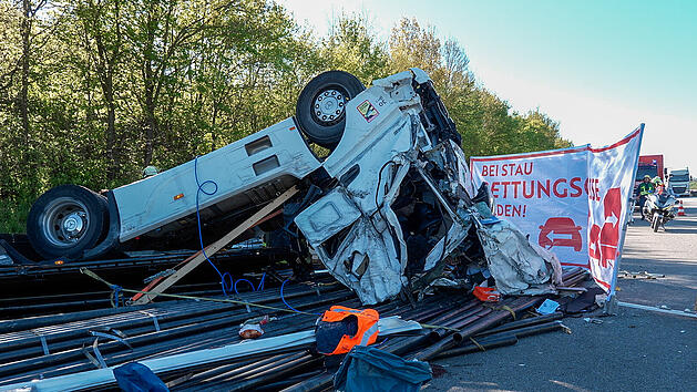Soldaten leisten Erste Hilfe &ndash; Lkw-Fahrer stirbt nach schwerem Crash