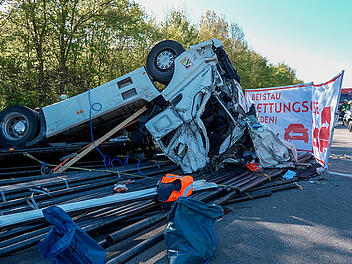 Soldaten leisten Erste Hilfe &ndash; Lkw-Fahrer stirbt nach schwerem Crash