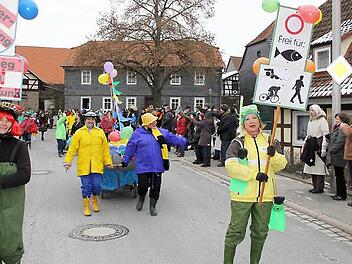 Freie Fahrt für Fische: Die VfL-Damen betrachten den Radweg nach Kaltenbrunn als Wasserstraße. Foto: Ralf Kestel