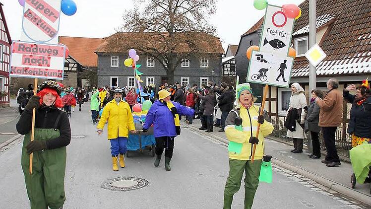 Freie Fahrt für Fische: Die VfL-Damen betrachten den Radweg nach Kaltenbrunn als Wasserstraße. Foto: Ralf Kestel