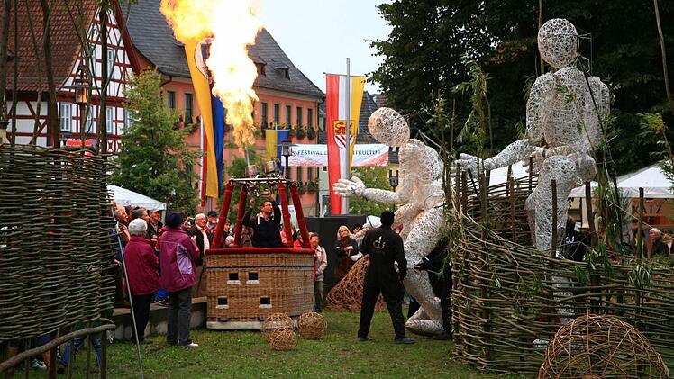 Die Riesenmarionetten Dundus waren eine der Attraktionen des Korbmarktes 2013 und dabei auch "Botschafter des Flechthandwerkes".