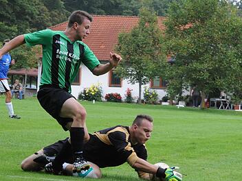 Sichere Beute: Hassenbachs Torwart Julian Reusch schnappt sich die Kugel vor dem anstürmenden Christian Dorn (SG Oberbach/Riedenberg II). Foto: Hopf