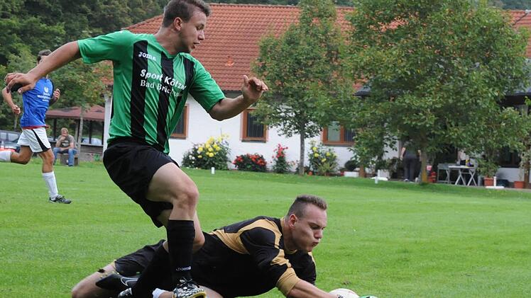 Sichere Beute: Hassenbachs Torwart Julian Reusch schnappt sich die Kugel vor dem anstürmenden Christian Dorn (SG Oberbach/Riedenberg II). Foto: Hopf
