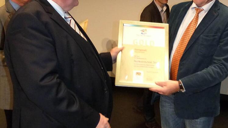 Bürgermeister Bernhardt Storath nimmt die Urkunde aus den Händen des Regierungspräsidenten Wilhelm Wenning. Foto: Werner Reißaus