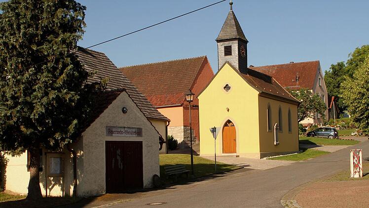 Die kleine Filialkapelle "Maria Hilf", die 1891 eingeweiht wurde, bildet den Mittelpunkt von Kottendorf. Der Ort liegt idyllisch im Lautergrund. Jetzt feiern die Kottendorfer ihr Dorffest.  Foto: Günther Geiling